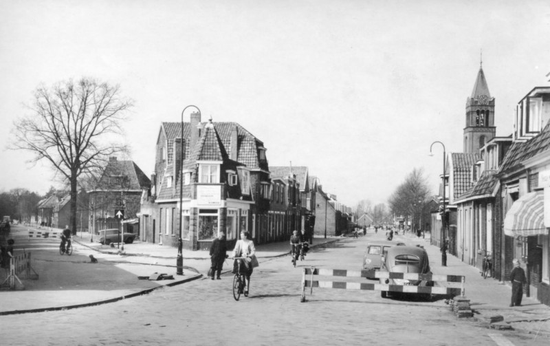 Deurningerstraat 198-206 rechts en 217 links hoek Drienerweg kruispunt vijfsprong 1957.jpg