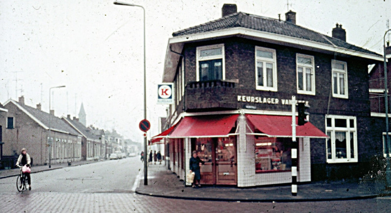 Deurningerstraat 211 hoek Walhofstraat 1 Slagerij van Enck. eerder pand De Zoete inval van B.H. ten Voorde.jpg