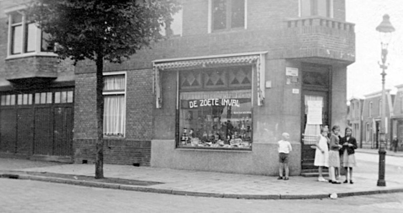 Deurningerstraat 211 hoek Walhofstraat 1  winkel in chocolade en suikerwerken De Zoete inval van B.H. ten Voorde 1950.jpg