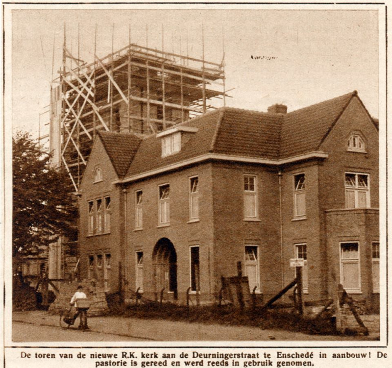 Deurningerstraat 212-214 Mariakerk en Pastorie gebouwd  1927 en toren in 1928..jpg