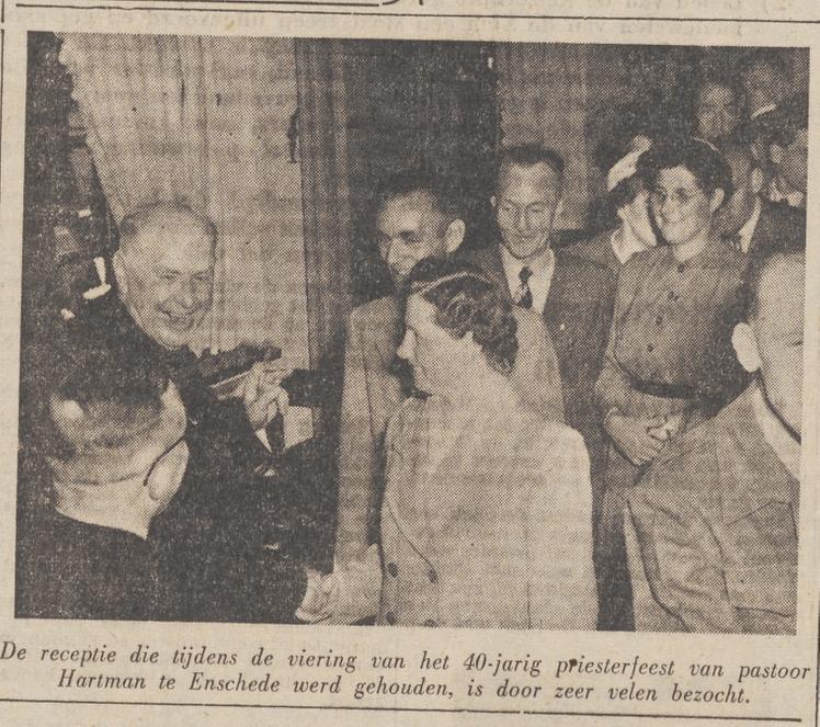 Deurningerstraat 212-214 Mariaparochie 40-jarig priesterfeest van pastoor Hartman krantenfoto Twentsche Courant 17-8-1953.jpg