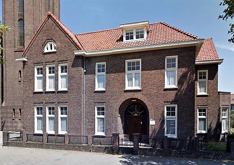 Deurningerstraat 212 Pastorie-Mariakerk is nu een woonhuis.jpg