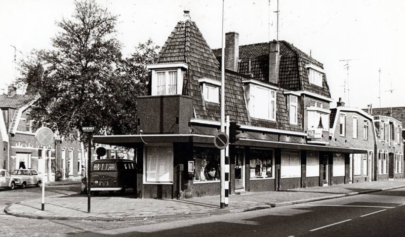 Deurningerstraat 217 hoek Drienerweg textielwinkel van Van Ommen,daarna Van Loon en v.a.1959 Haverkort.jpg