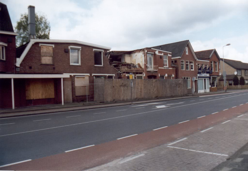 Deurningerstraat 221-233 en 235 Elbatex Bedmode na de vuurwerkramp 2000.jpg