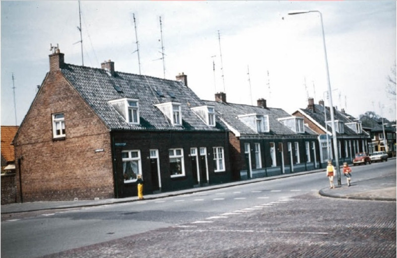 Deurningerstraat 243-263 Voorzijde woningen van de Enschedese bouwvereniging met rechts Brouwerijstraat en links Landstraat. 1974.jpg