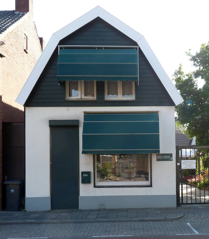 Deurningerstraat 254 winkel Herman Sprakel Jacht en Schietsport. Eerder sigarenwinkel B. er Horst.jpg