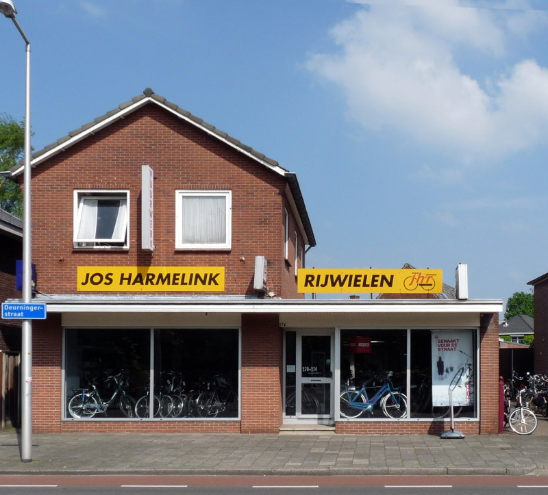 Deurningerstraat 274 rijwielenzaak Jos Harmelink eerder zat hier rijwielhandel Spijker.jpg