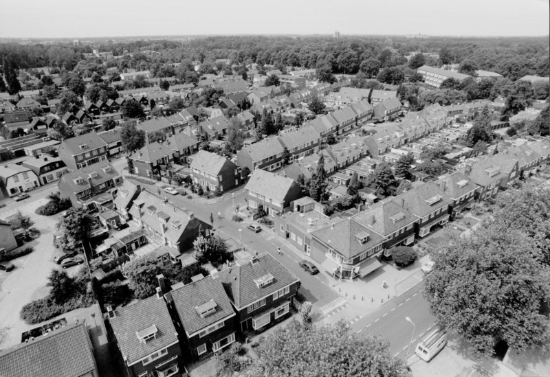 Deurningerstraat 275-295 vanaf hoek Minister Idenburgstraat nr. 275 slagerij Huuskes vanuit toren Mariakerk 1994.jpg