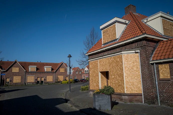 spookwijk-pathmos-met-hier-en-daar-een-bewoond-huis-tussen-de-dichtgespijkerde-woningen.jpg