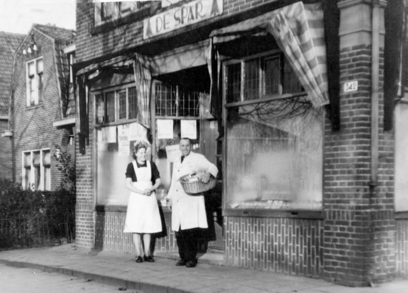 Deurningerstraat 342 kruidenierswinkel G.A. Maathuis met Gerard Maathuis en dochter eind jaren 40.jpg