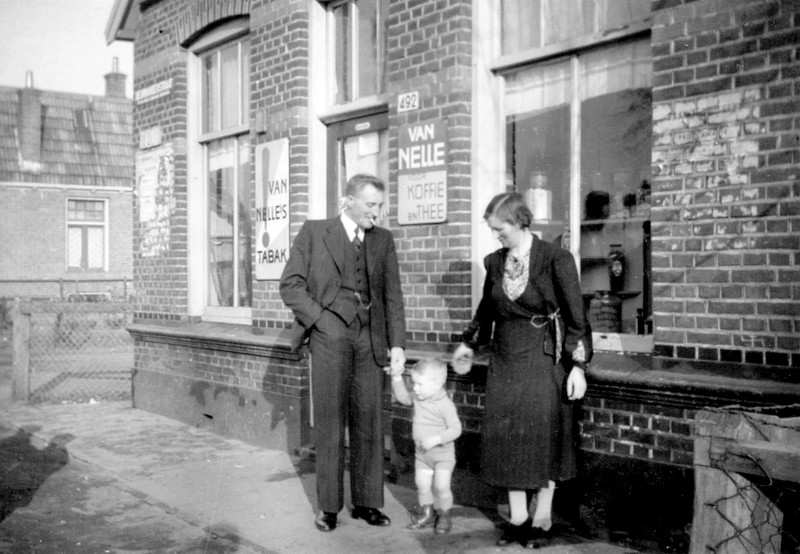 Deurningerstraat 492 hoek Vanekerweg Jan en Sina Burink met hun oudste zoon Hennie voor hun groentewinkel 1941.jpg
