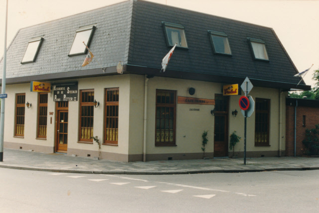 Deurningerstraat 547 Café biljart Spitfire op hoek Horstlindelaan. juli 1987.jpeg