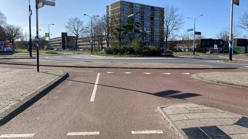 Knalhutteweg – Zuid Esmarkerrondweg rotonde.jpg