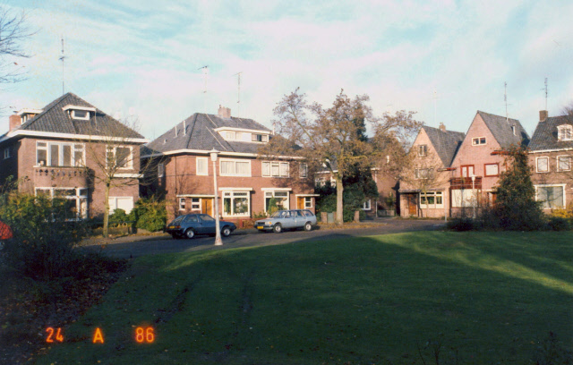 Diepenbrockstraat 1-3-5 woningen hoek Jacob Obrechtstraat foto 1986.jpeg