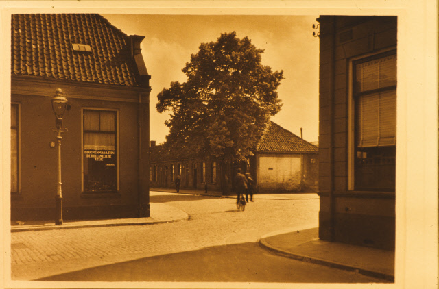 Diezerstraat 2 recht Hoek Oranjestraat en Schoolstraat met Cafe ter Horst (ook wel Siene met de kont) weer later smederij Jonkers genomen vanuit Schoolstraat richting Oranjestraat. met Bloemenwinkel De Hollandsche Lelie 1932.jpeg
