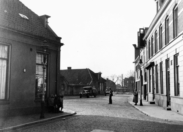 Diezerstraat 2 rechts gezien vanuit Willemstraat. Er staat een groepje kinderen voor de bloemenwinkel op de hoek met de Oranjestraat. Middenachter zijn de woningen in de Frederik Hendrikstraat inmiddels afgebroken 1931.jpeg