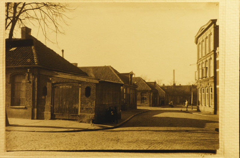 Diezerstraat  Linksvoor Mauritsstraat 2 en linksachter Frederik Hendrikstraat. Rechts nr 14 het volkskoffiehuis De Volksvriend, op de achtergrond de Krim en links de brandweer 1920.jpeg