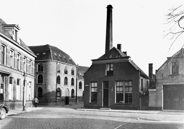 Diezerstraat links Zuiderhagen Kruispunt OranjestraatWillemstraatSchoolstraat gezien vanuit de Diezerstraat. N.J. Menko met schoorsteen 1931.jpeg