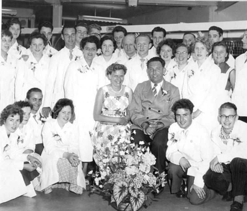 Usselerweg 42-48 Supermarkt Simon de Wit personeel bij heropening 1962.jpg