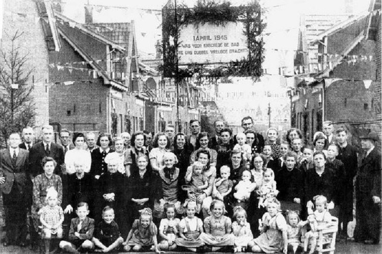 dr ariensstraat bevrijdingsfeest 1-4-1945.jpg