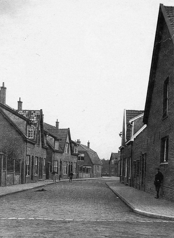 Dr Arienstraat 1-11 links 1930 nu het Ericapad.jpg