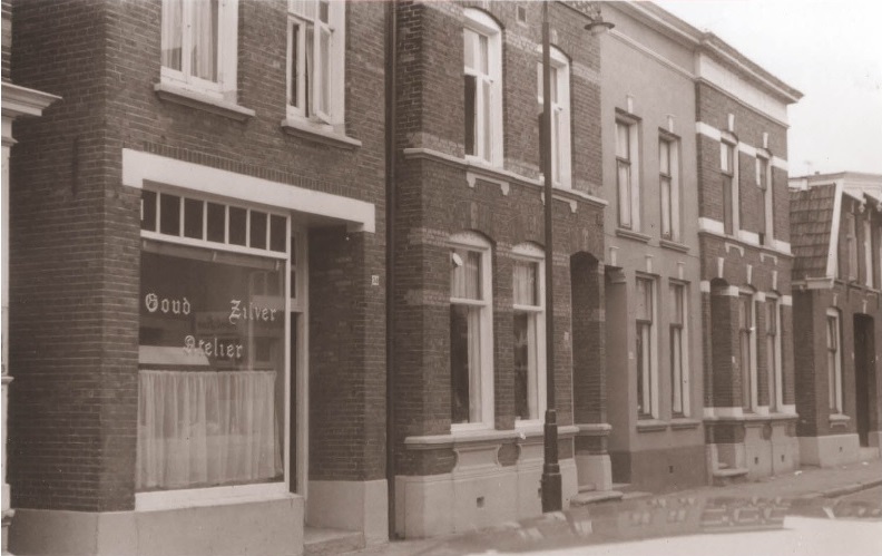 Waldeckstraat 34 woningen en Goud & Zilver Atelier 1967.jpg