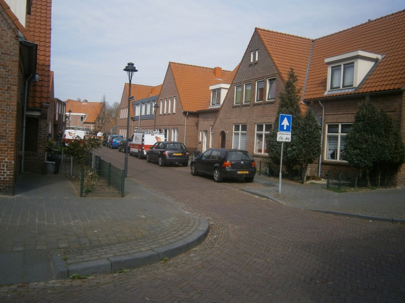 Dr. Eekmanstraat 13-19 rechts vanaf hoek Usselerweg.JPG