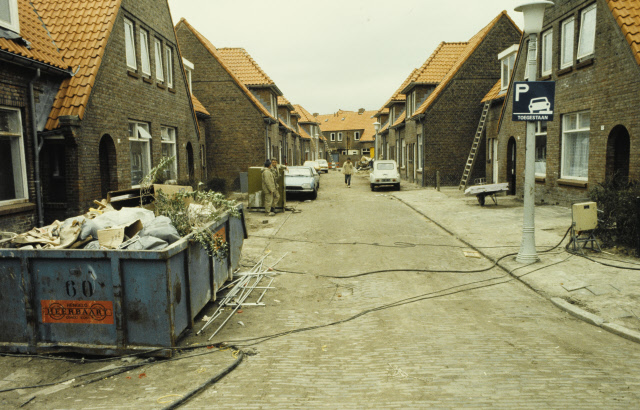 Dr. Eekmanstraat 18-24 links Woningen tijdens renovatie 1995.jpeg