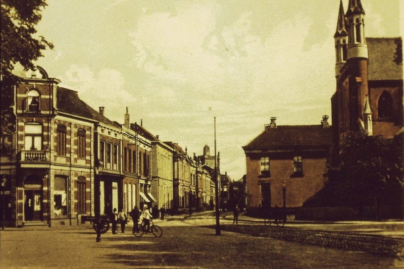 Marktplein met RK Kerk.JPG