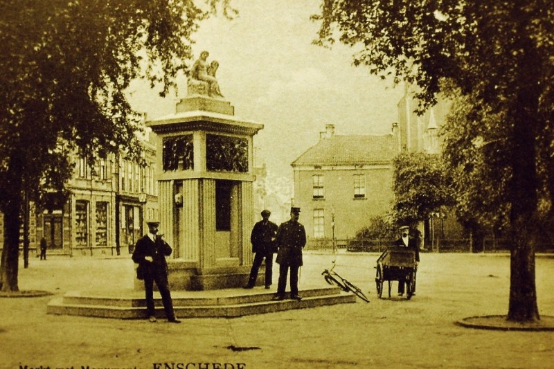 Marktplein met brandmonument.JPG