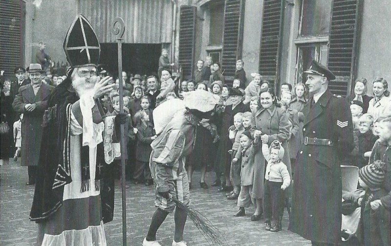 Parkweg oude Station NS Sinterklaas ik bij mijn vader op de arm.jpg