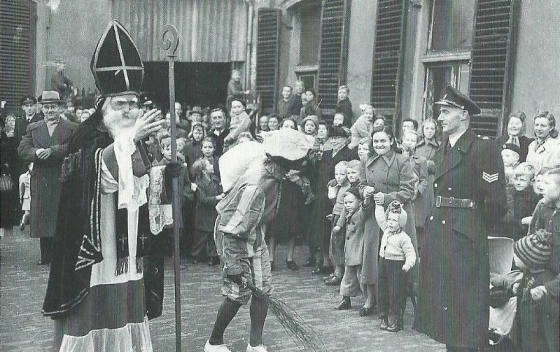 Parkweg oude Station NS Sinterklaas ik bij mijn vader op de arm.jpg