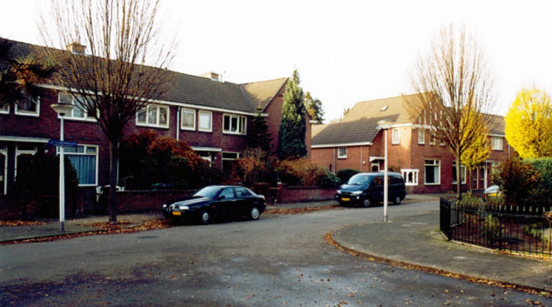 Dr. Schaepmanlaan 16-22 vanaf hoek Van Kolstraat.jpg