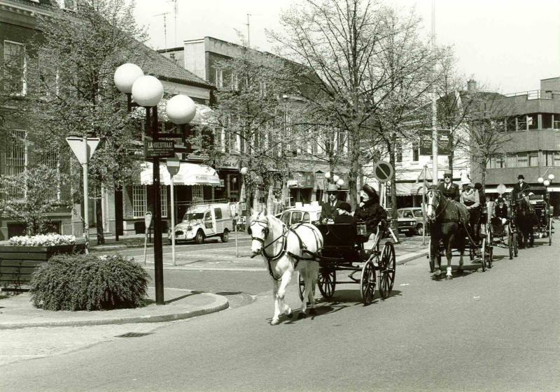 Markt 5-6-7 Optocht koetsen bij festiviteiten bevrijdingsdag 5-5-1980.jpg