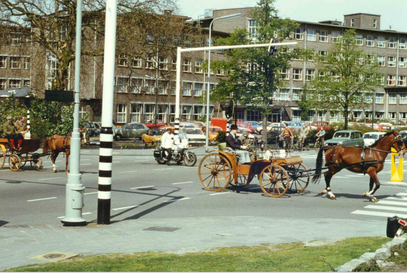 De Ruyterlaan 5 M.H. Tromplaan  de Koetsenkeerls op bevrijdingsdag  Ziekenhuis Ziekenzorg1980..jpg