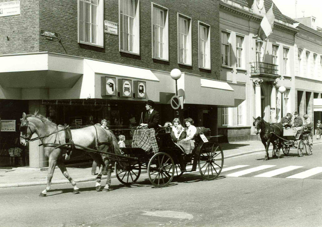 Langestraat 37 C en A pand Koetsen in het centrum tijdens de optocht op bevrijdingsdag 5-5-1980.jpeg