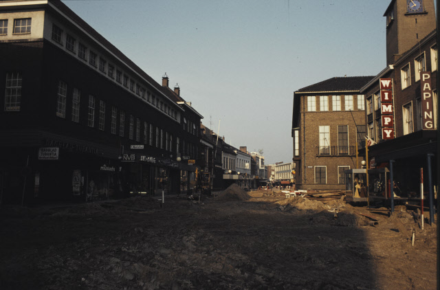 Langestraat 22 Herinrichting straat, gezien in de richting van Van Loenshof, met winkels Moustache, 't Mantelhuis, Sporthuis Twente, Paping en Wimpy14-5-1979.jpeg