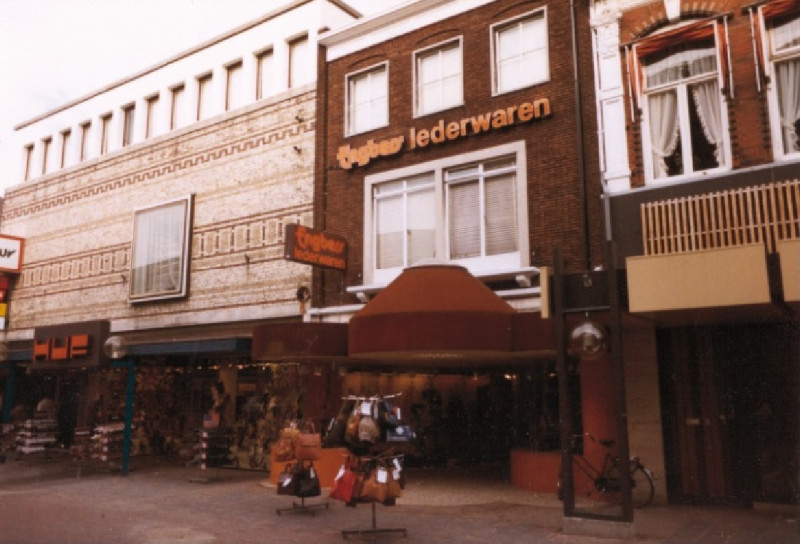 Langestraat 12. Engbers winkel in lederwaren 1980.jpg
