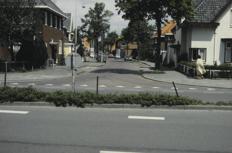 Edisonstraat 3 links hoek Gronausestraat. jaren 70.jpeg