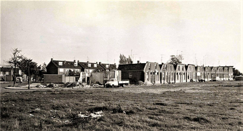 Eeftinksweg 2-50 hoek Lippinkshofweg Links en helemaal rechts nr. 2 zat de spar winkel van strecker 1965-1966.jpg