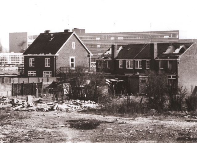 Eeftinksweg Afbraak van de laatste panden. Op de achtergrond de school het Cals College 22-3-1972.jpeg