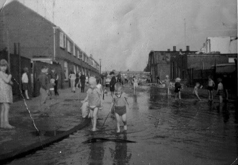 eeftinksweg na de windhoos 1967  op de achtergrond het hoekflat kuipersdijk singel van dat flat is toen het dak afgewaaid..jpg
