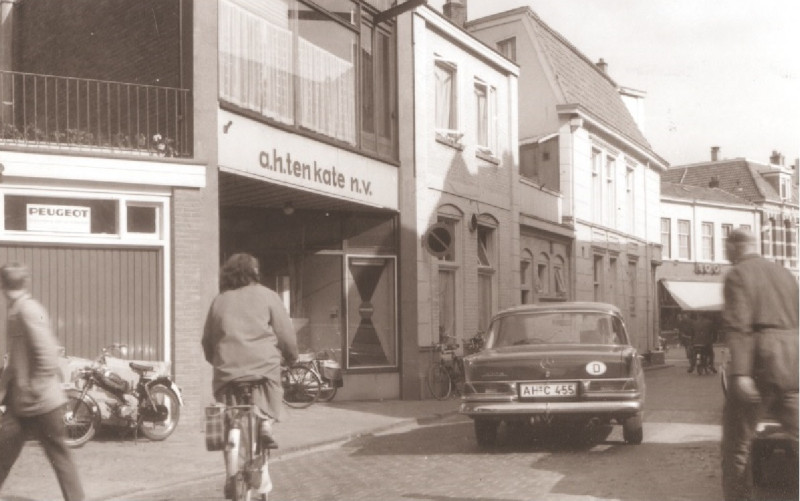 Noorderhagen 71 Voorzijde panden, met o.a. A.H. ten Kate N.V 1967.jpg