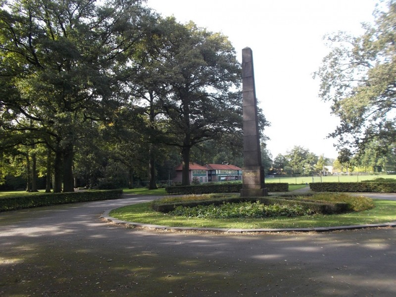van Heekpark zuil en korfbalveld.JPG