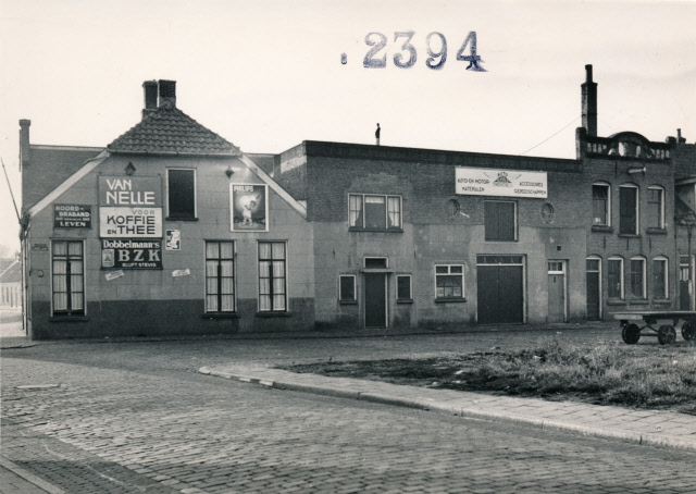 Kuipersdijk 2-4 Zijkant winkel M.J. Rusius, daarnaast werkplaats Auto Service Twente, auto en motor- accessoires onderdelen gereedschappen jaren 50.jpeg