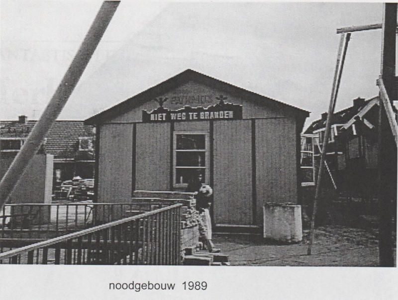 Vorstmanstraat 25 vanaf Bloemendaalstraat Noodgebouw Speeltuin Pathmos 1989.jpg