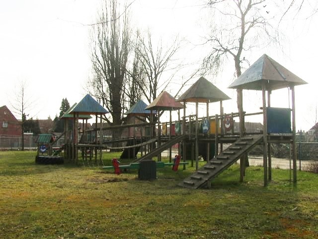 Vorstmanstraat 25 hoek Bloemendaalstraat speeltuin Pathmos 2003.jpg