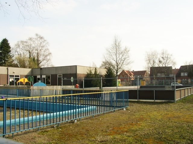 Vorstmanstraat 25 hoek Bloemendaalstraat speeltuingebouw Pathmos 2003..jpg