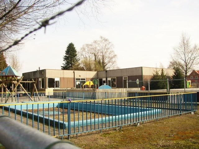 Vorstmanstraat 25 hoek Bloemendaalstraat speeltuingebouw Pathmos 2003.jpg