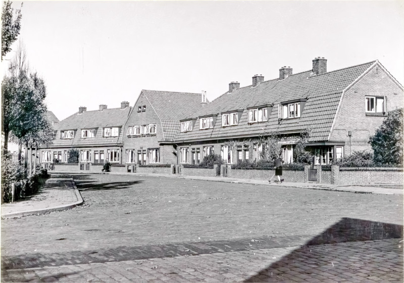 Elshofstraat 77-79 dubbelwoning met puntdak.jpg